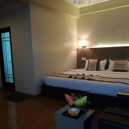 Golden Hill Hotel - Lashio ภายนอก รูปภาพ