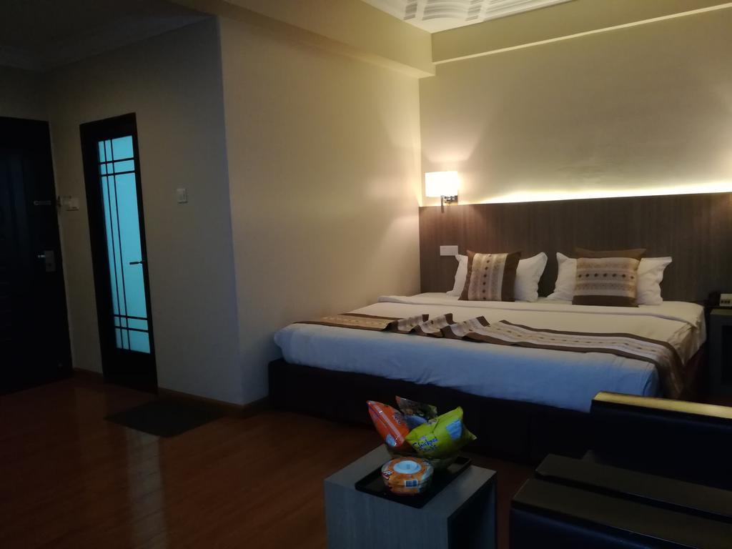 Golden Hill Hotel - Lashio ภายนอก รูปภาพ